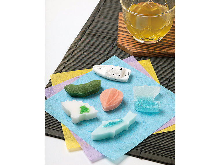 四季折々の花や魚を表現する「江戸重番菓子」(1個88円)