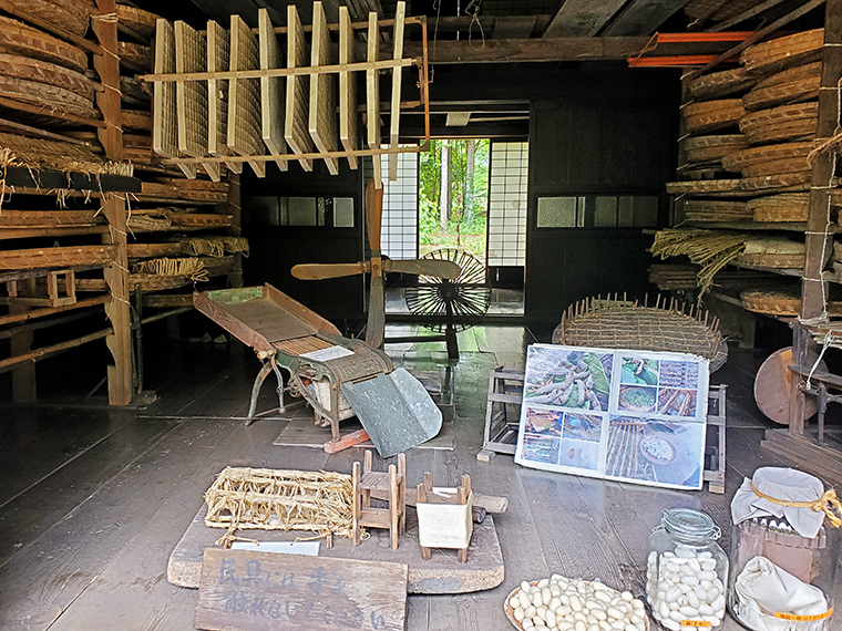 民家園内で撮影した、養蚕農家だった古民家の内部。こんなに立派な養蚕道具が揃っているのに、なぜ撮影に使ってくれなかったの？