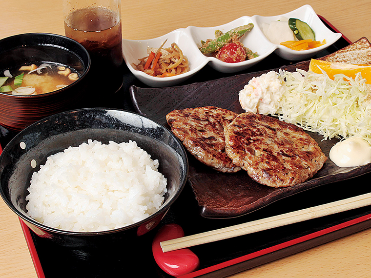 「名物ポーポー焼き定食」(930円)。かじった瞬間にサンマの旨みが広がる