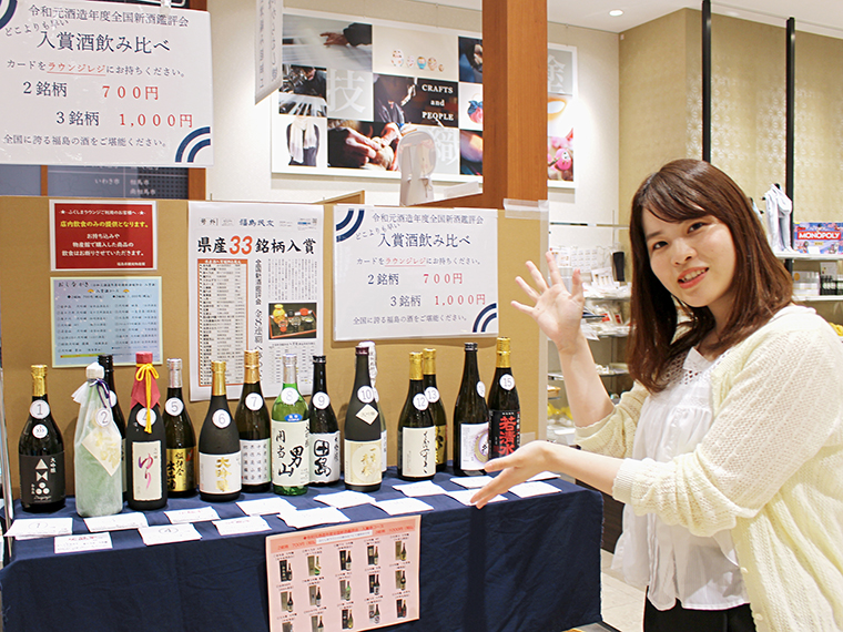 福島県観光物産館の入り口を通ってすぐ右に、ズラリと並ぶ日本酒が!