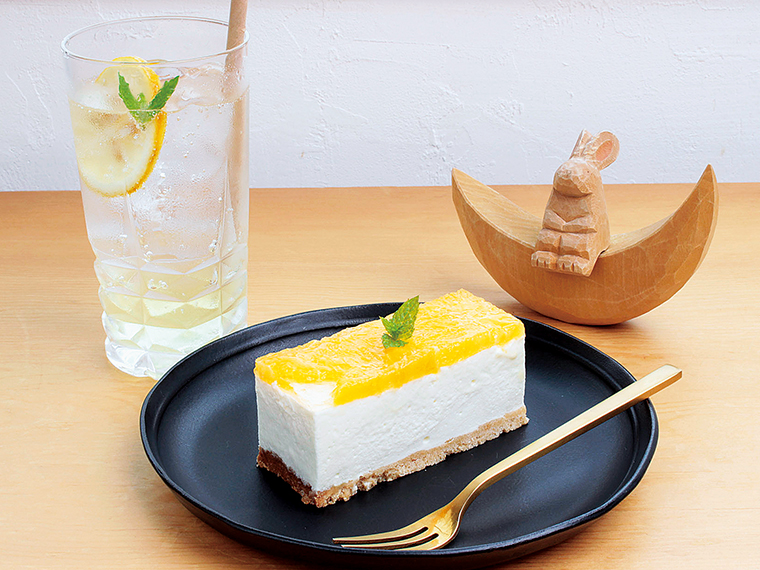 ふわふわとした食感の「レアチーズケーキ（オレンジ）」（400円）と爽やかな「国産レモンの手作りレモンスカッシュ」（400円）