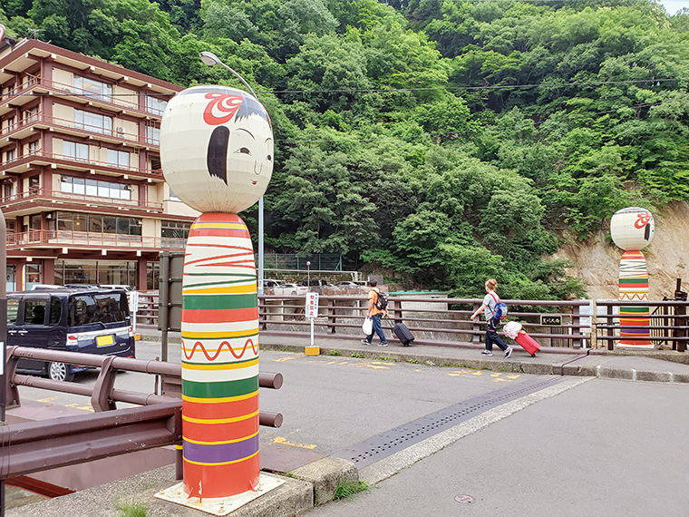 土湯温泉街ではあちこちでこけしたちがお出迎え。これは橋のたもとに立つ巨大な土湯こけしのオブジェ。ドラマ放送を機にもっと有名になると期待したのに…