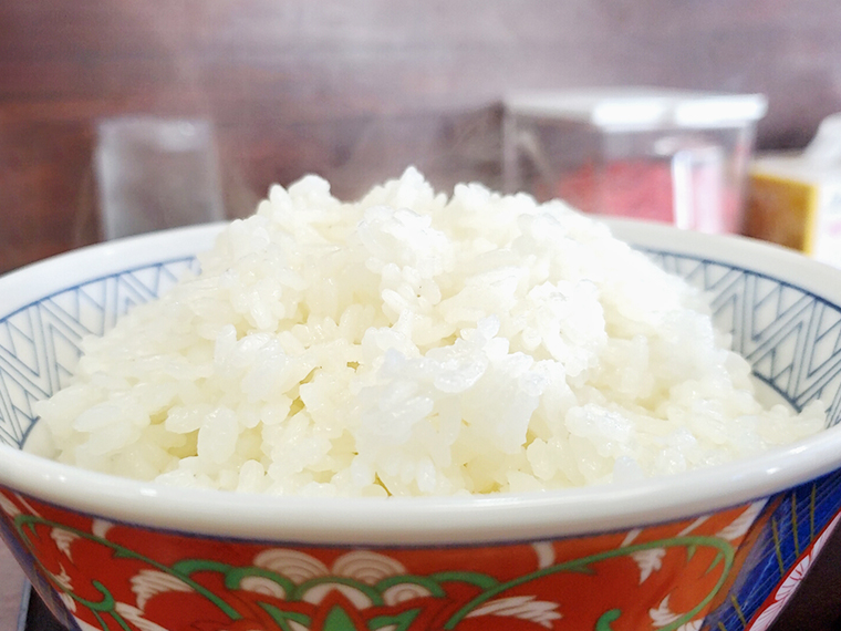 腹が減っては戦はできぬ。仕事前のどんぶり飯に気合が入ります