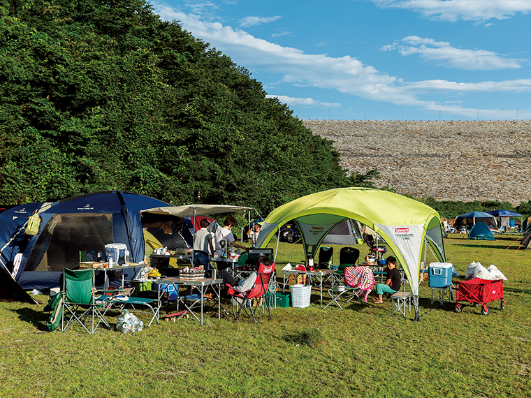 ダム提体下の広瀬公園では、設備が整った無料のキャンプ場が人気。予約・申し込みは「茂庭生活歴史館」（電話／024-571-7702※受付時間9：00〜17：00）