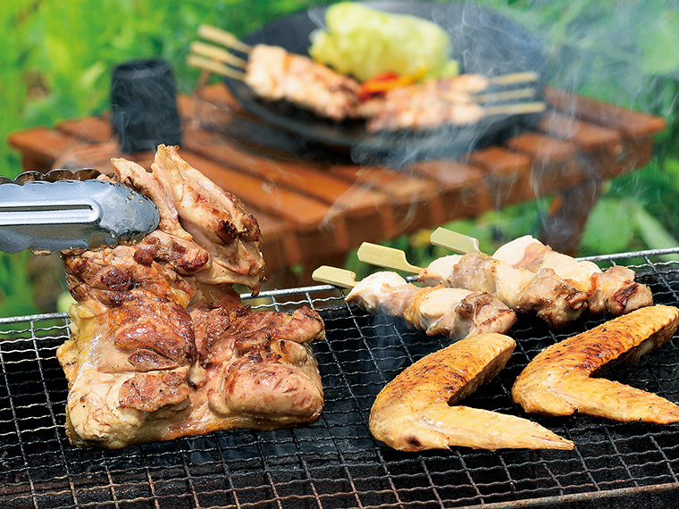三島町産の「会津地鶏」。うまみを心ゆくまで味わうなら、じっくりと火を通せる炭火焼きがおすすめ。この夏は、庭でバーベキューをしてみては