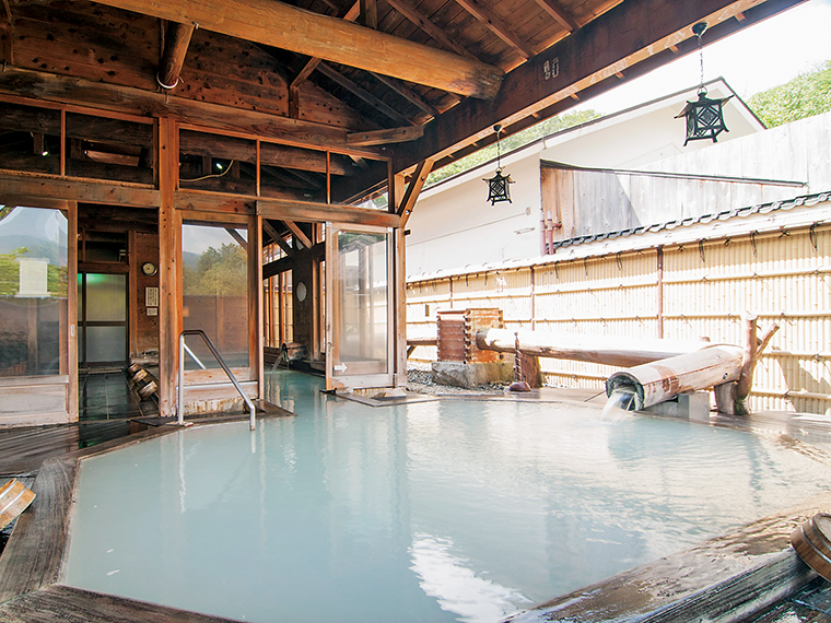 内湯から湯に浸かりながら移動できる“半露天”の「天狗の湯」