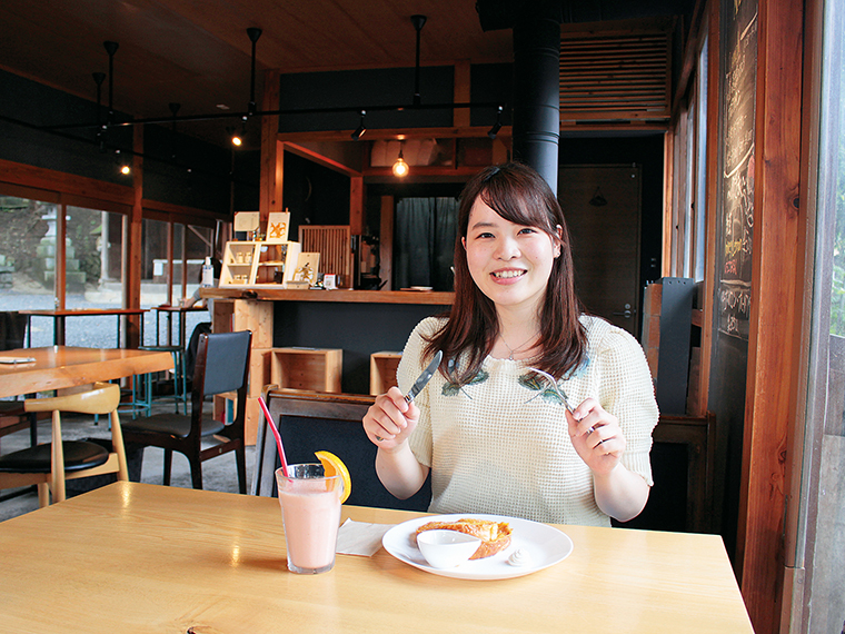 木のぬくもり感じる落ち着いた店内