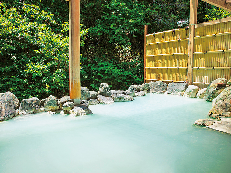 石造りの露天風呂「せせらぎの湯」