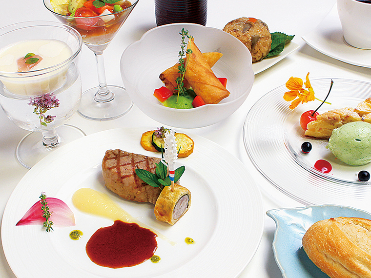 「バジルコース(ランチ限定)」(1,600円)。写真は一例。この日は豚ヒレ肉のグリルやトウモロコシとエビの春巻き、リンゴの冷製スープなど。旬を楽しめるように、その日の食材に合わせて内容を変えている