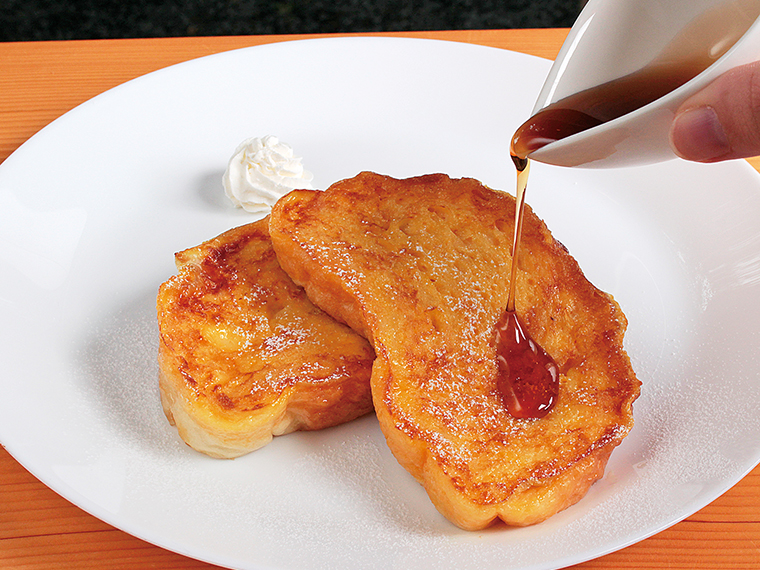 店長おすすめの「ふわふわフレンチトースト」（500円）。銅板でじっくり焼きあげ、外はサックリ、中はしっとりとした食感