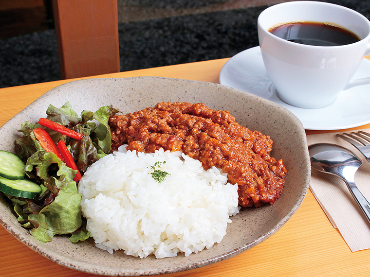 「手作りドライカレー」（単品800円、セット1,000円）。提供はランチのみ