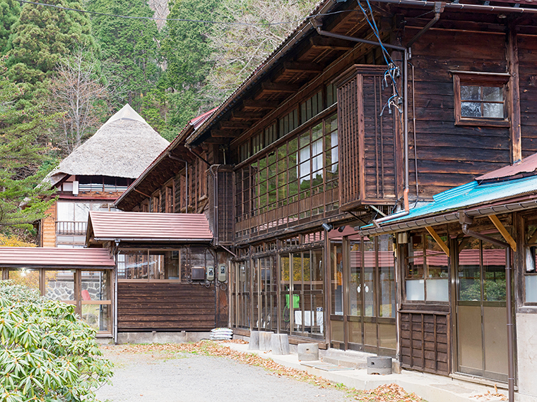 明治時代に建てられたという茅葺屋根の宿は懐かしさがこみ上げてくる