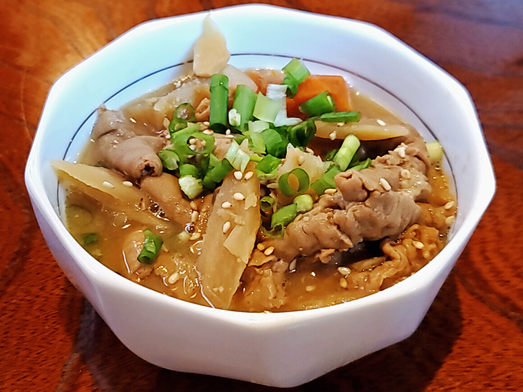 もつ煮込み単品(500円)