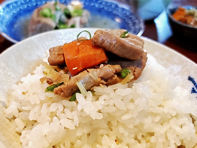もつ煮をライスに!染み出た汁ごと掻き込みます