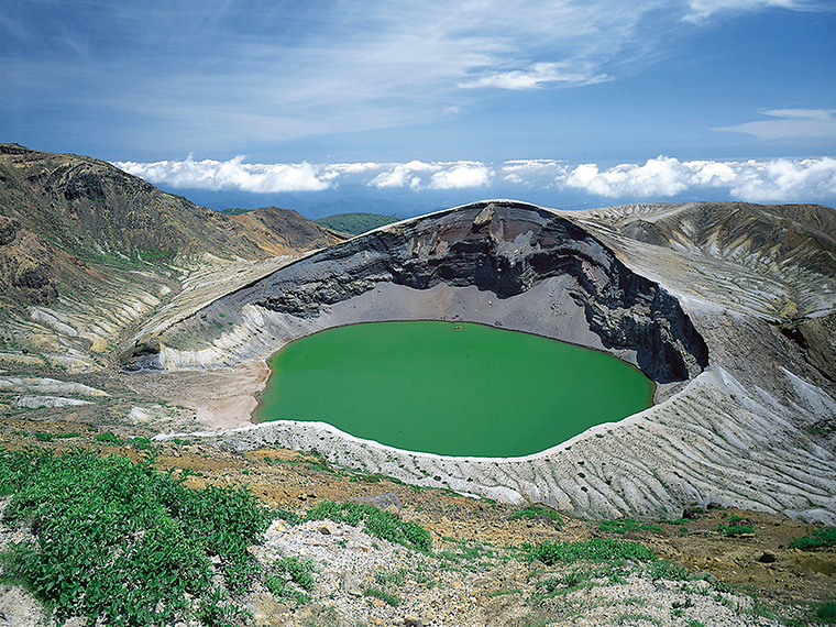 約26kmにわたる山岳道路「蔵王エコーライン」の先にある景勝地・御釜。途中には3つの滝を眺められる展望台「滝見台」も