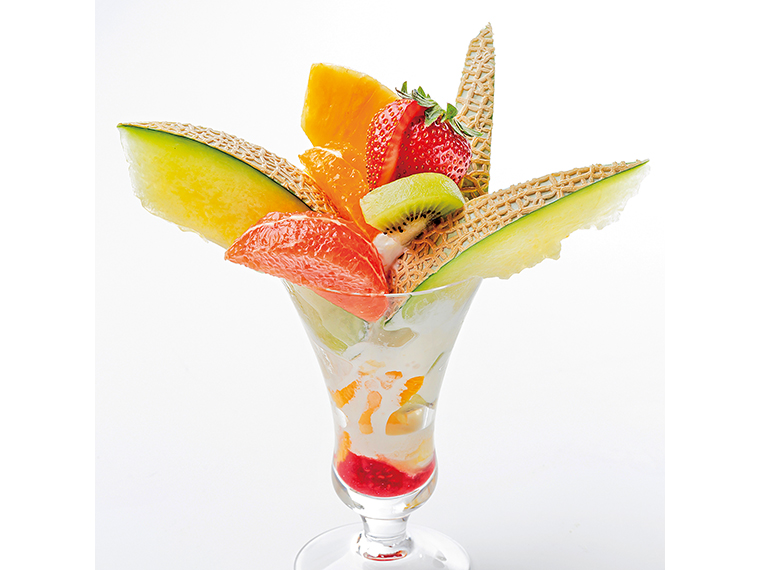 デザートや、カフェメニューも充実。「フルーツパフェ」(レギュラーサイズ1,080円・税別)は思わず写真に撮りたくなる華麗な一品