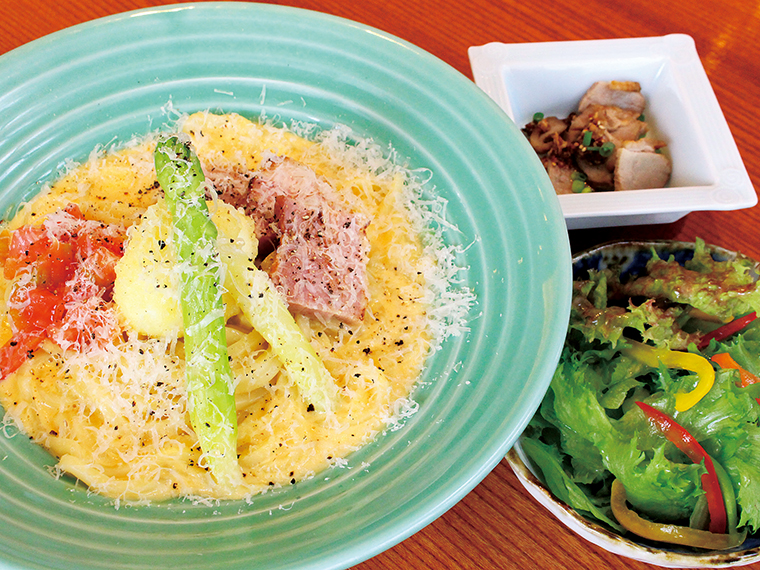 「たまご天」を割り、麺と半熟卵を混ぜて堪能しよう!