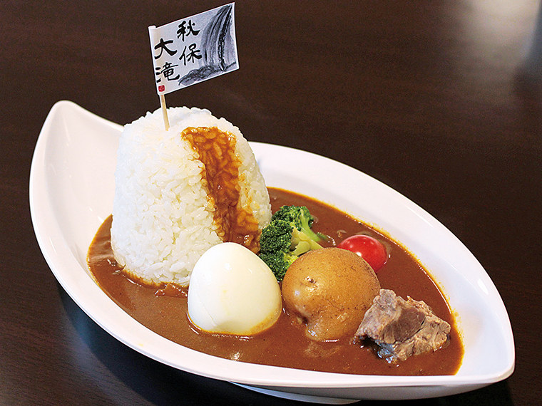 フードコートのイチオシメニュー「秋保大滝カレー」（1,020円＋税）。秋保大滝と周りに転がる岩など自然に見立てたユニークな一品