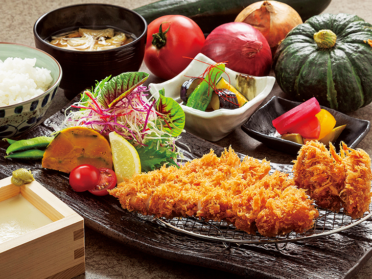 「エゴマ豚ロースとヒレカツ定食」(1,397円)。自家製升豆腐、旬の野菜料理の小鉢、ご飯、味噌汁が付く