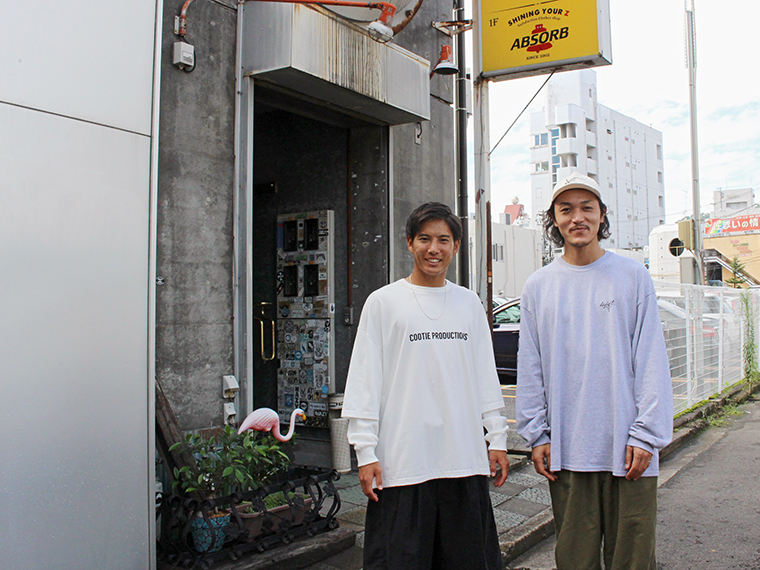 撮影後に「ABSORB」の盛藤さんと一緒に!お店は路地裏にあります
