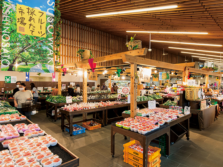 道の駅内の「くにみ市場」。店頭の果物や野菜は日を追うごとに次々と入れ替わる。少量生産品もあり、何度行ってもその時だけの出会いを楽しめるのが直売コーナーならでは