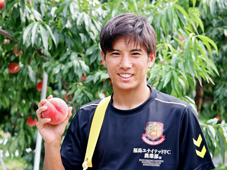 福島ユナイテッドFC農業部の活動より「桃と前田選手」。オンラインで農業部の作った農作物も購入できます!