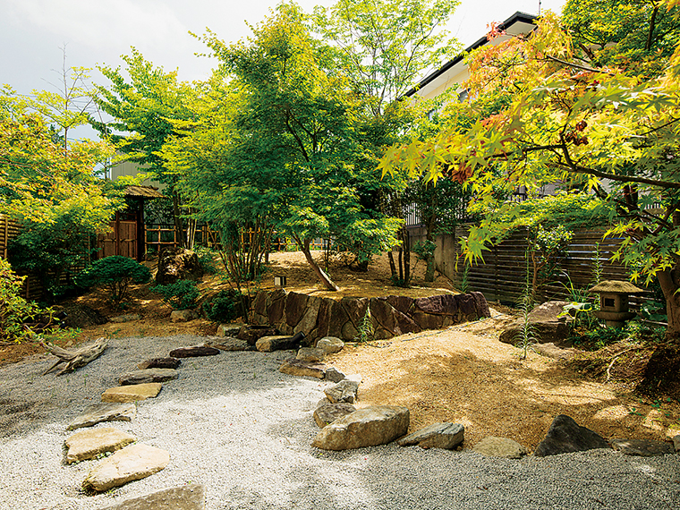 モミジや飛び石などが美しく配置された庭。これからは紅葉を、その後には積雪、緑というように季節ごとに楽しめる