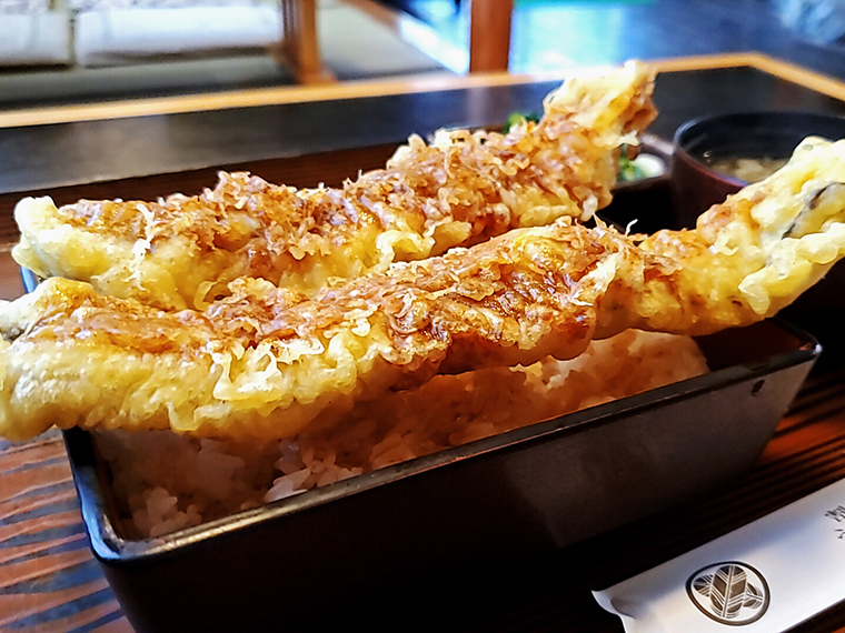 名物の穴子天重。看板に偽りなし!