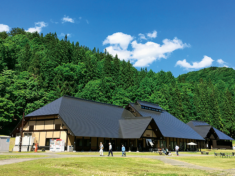 『道の駅からむし織の里しょうわ』。併設の『からむし工芸博物館』「世界の苧麻園」は、からむしの歴史を総合的に学べる施設（写真提供／昭和村）