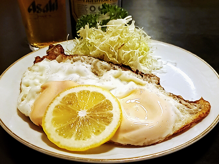 目玉焼き(400円)。毎回が初心に帰ってのファーストバイト
