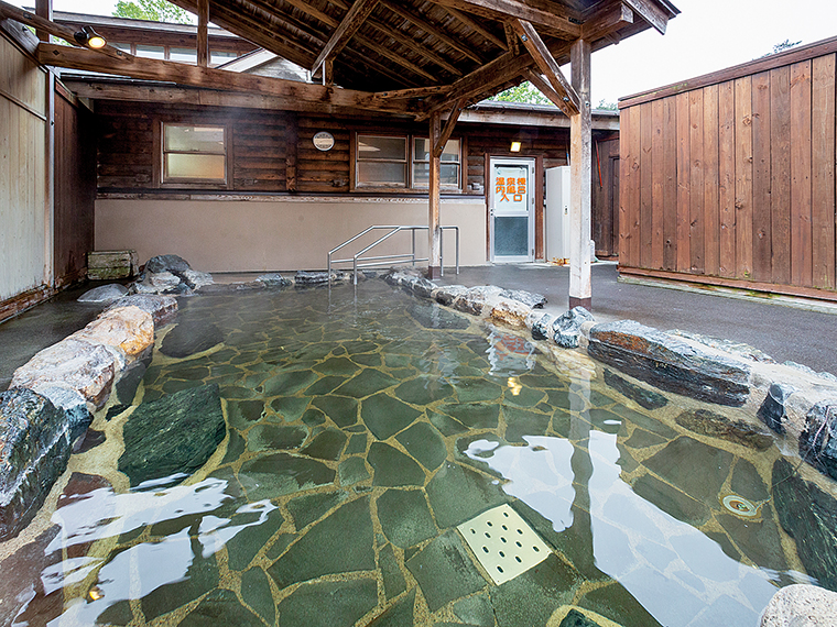 静けさの中で湯浴みを楽しめる露天風呂