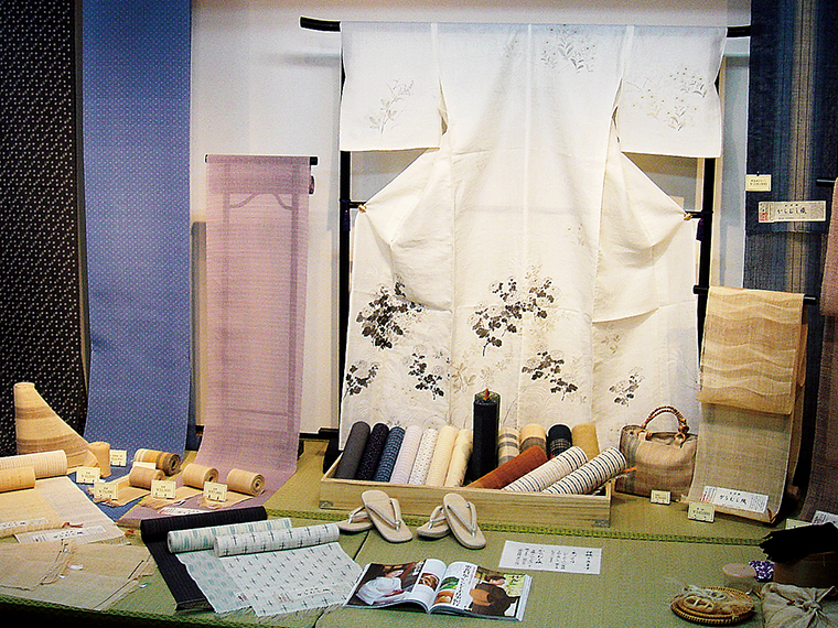 『からむし工芸博物館』では季節により、企画展や織姫らによる実演も行われる(写真提供/昭和村)