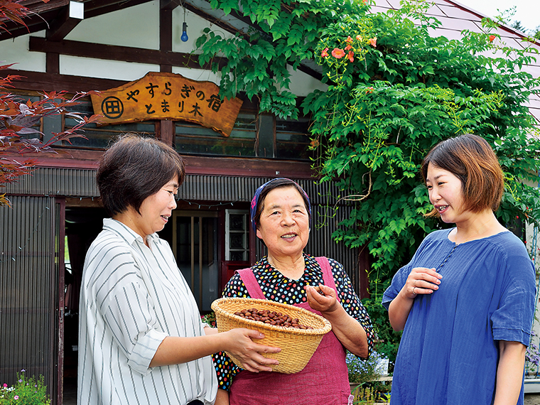 畑仕事や米作り、山菜やキノコ採りまで、すべて一人でこなす皆川さん。健康の秘訣を聞くと「やっぱり食べ物。自分で作った物や自然のものが一番」とのこと。明るい人柄も人気の理由だ