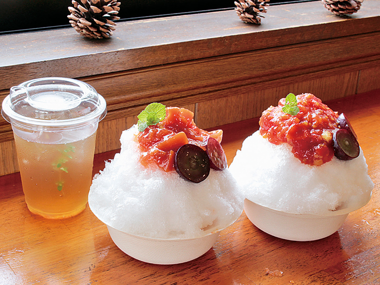 右から「季節のかき氷(トマト・桃)※10月中旬まで」(各500円)、「四季の里産摘みたてフレッシュハーブティ(Ice)」(400円)