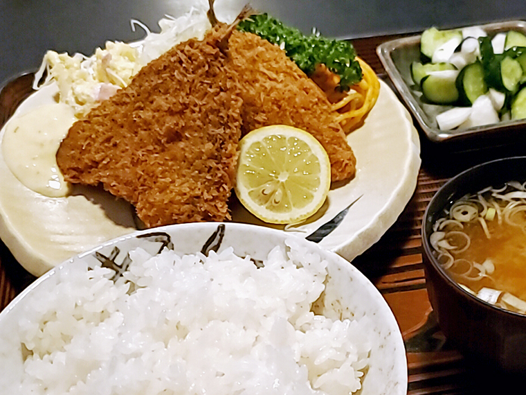 添えられたナポリタンの王道。ふっくら揚がったアジフライが好み!