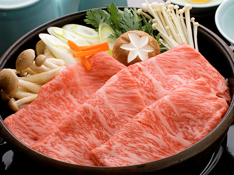 「お店で牛肉まつり」では、米沢牛のすき焼きセット(通常4,400円)を特別価格3,300円で味わえる!