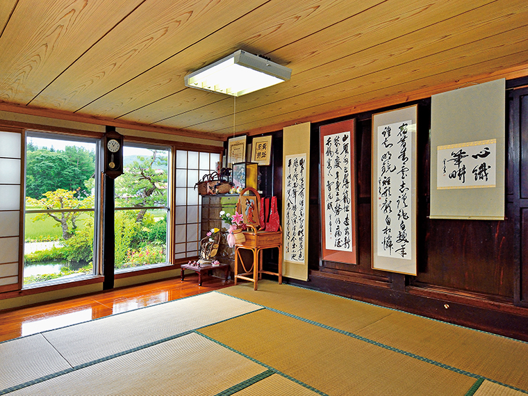 皆川さんの自宅でもある『とまり木』は築100年を超える古民家。居間の続きにある15畳の座敷が宿泊スペースとなっており、歴史を感じさせる重厚な板戸に、いくつもの掛け軸が並ぶ。一度に2組まで、計8人が宿泊可能