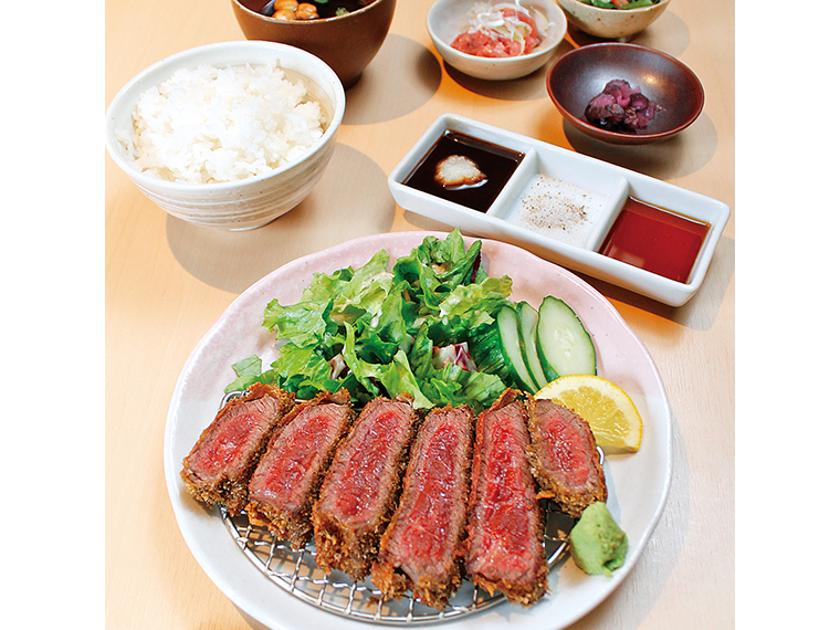 「KUMAの和牛レアカツ御膳」(1,280円)。レアカツ・小鉢・ご飯・みそ汁付き※1日10食、ランチタイム限定