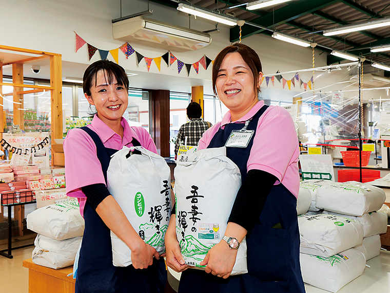 「ここら　矢野目店」の直売所ではブランド米「吾妻の輝き」をはじめ、季節の野菜や果物、花卉、農産加工品などが揃う