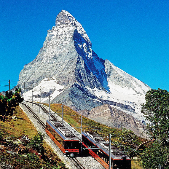 スイス・ツェルマットから臨むマッターホルン(標高4,478m)。アルプス山脈の雄大な景色がスイスの象徴