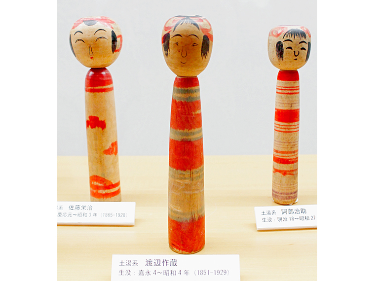 大正時代前後に活躍した土湯こけしの工人たちの作品。劇中に登場したものをリアルに再現すると、こんな感じの素朴なこけしになるのかもしれません(写真協力「原郷のこけし群 西田記念館」)