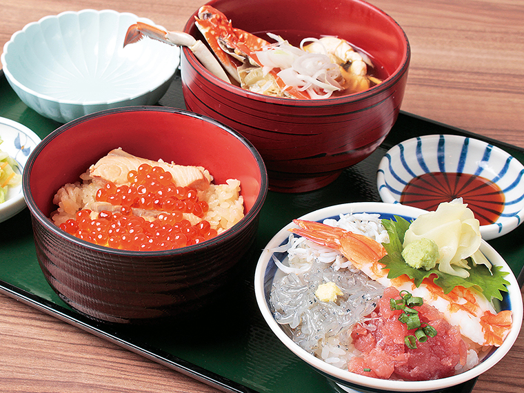 「漁亭 浜や」では、閖上しらすをはじめとする、新鮮な魚介類が味わえる。写真はミニはらこめしとミニ海鮮丼がセットの「秋のミニ丼セット」(1,780円)。提供は11月末まで