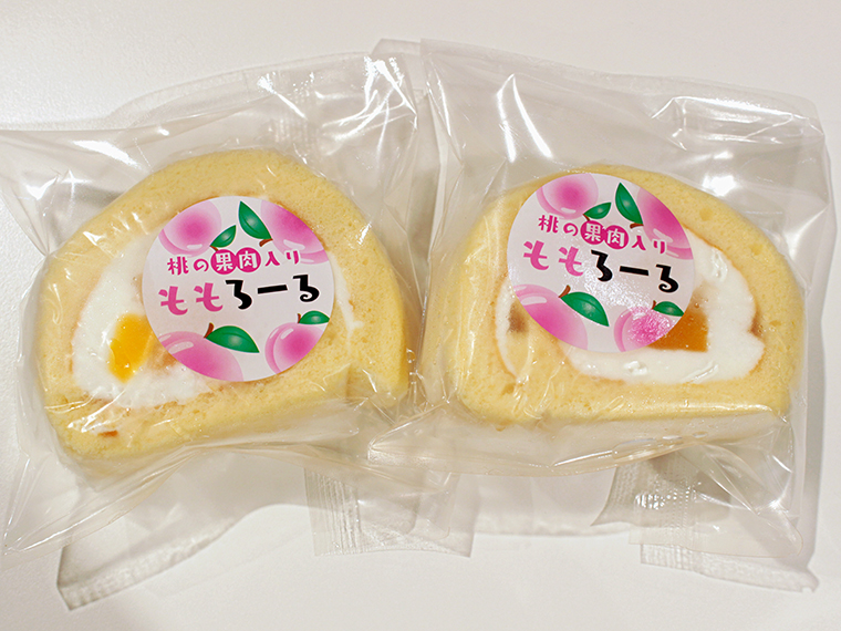 オリジナル商品の、桃の果肉入り「ももろーる」（1個・230円）