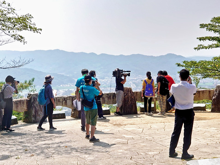 撮影の様子。例年開催している「信夫山パークランニングレース」のコースをなぞって、福島市の歴史や文化、観光について紹介している