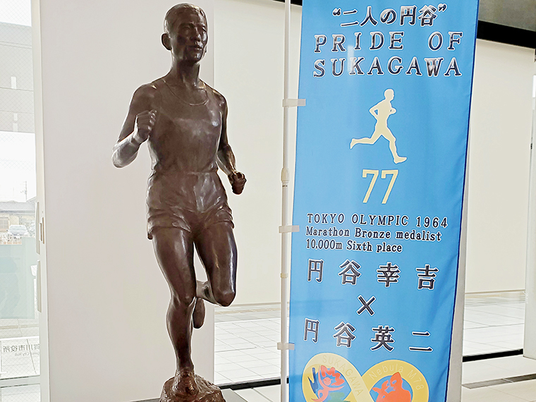 須賀川市役所ロビーに展示されている円谷幸吉のブロンズ像。隣にある「二人の円谷」と書かれたノボリが示すように、今でも須賀川市民にとって2人はヒーローなんです!