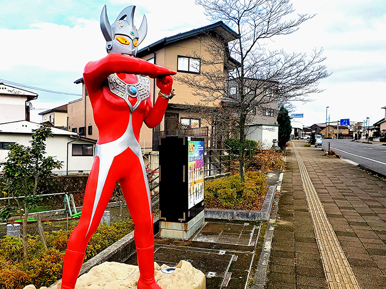 須賀川市の市街地にはウルトラマンシリーズのヒーローや怪獣たちの像があちこちに！中年のおじさんにとっては、脇の道を車で通るだけでテンションが上がります‼