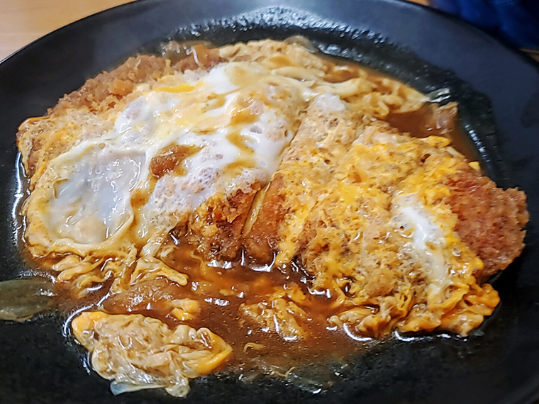 かつ丼（カレー味）の「あたま」（550円）はくせになる逸品