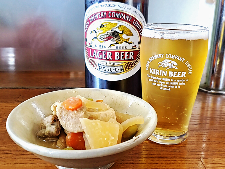 「瓶ビール（大）」（580円）。お通しが毎回違うのもうれしいですね