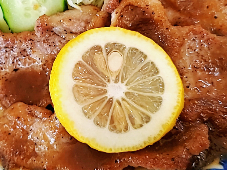 レモンはツイスト搾りして、焼き肉をさっぱりタイプに味変できる重要アイテム