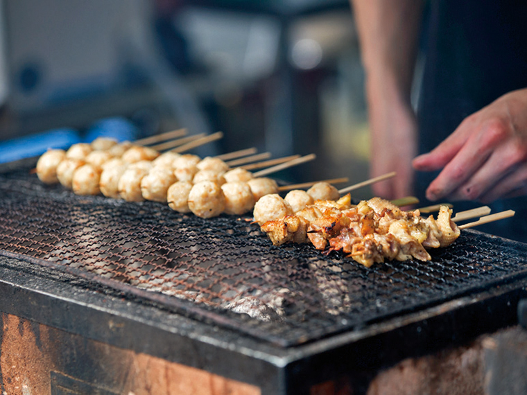 「川俣シャモまつり」ではシャモの焼き肉を味わえる。また、「道の駅かわまた」では、川俣シルク制作体験もできる!
